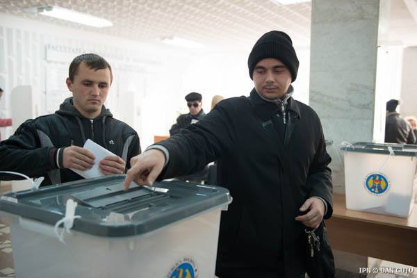 С утра очередь была больше, а сейчас меньше.