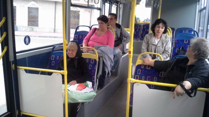 Nu mai oferi locul persoanelor în vârstă în transportul public. Ce rău le faci