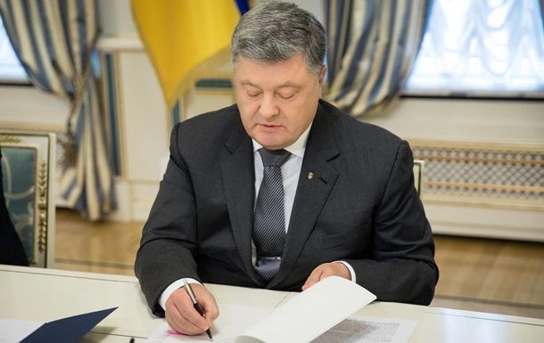 Порошенко одобрил закон о гастролях артистов из РФ.