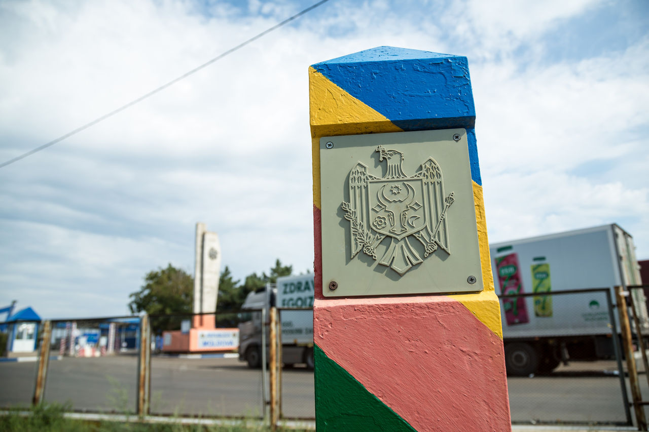 Прибыв в пункты пропуска, проявите понимание, терпение и дисциплину.