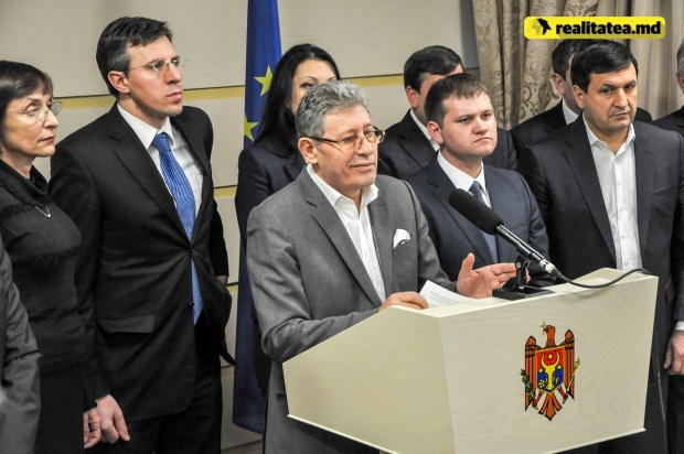 Aceasta a declarat astăzi președintele PL, Mihai Ghimpu, care atenționează totuși că politica „și cu estul și cu vestul” n-o să meargă.