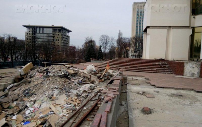 Отмечено, что деньги на восстановление здание были частично найдены.