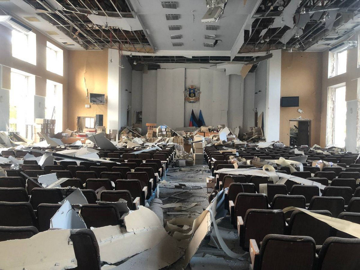 В Донецке сообщают об ударе по городской администрации.