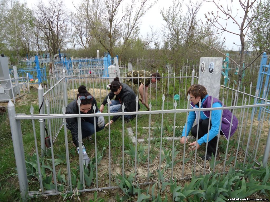 С раннего утра на кладбище уже пришли сотни людей.