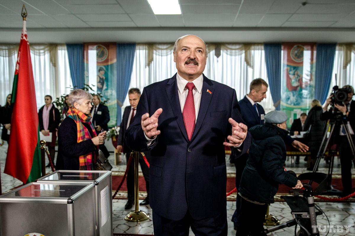Лукашенко обвинил конкурентов в создании "каруселей" при сборе подписей.
