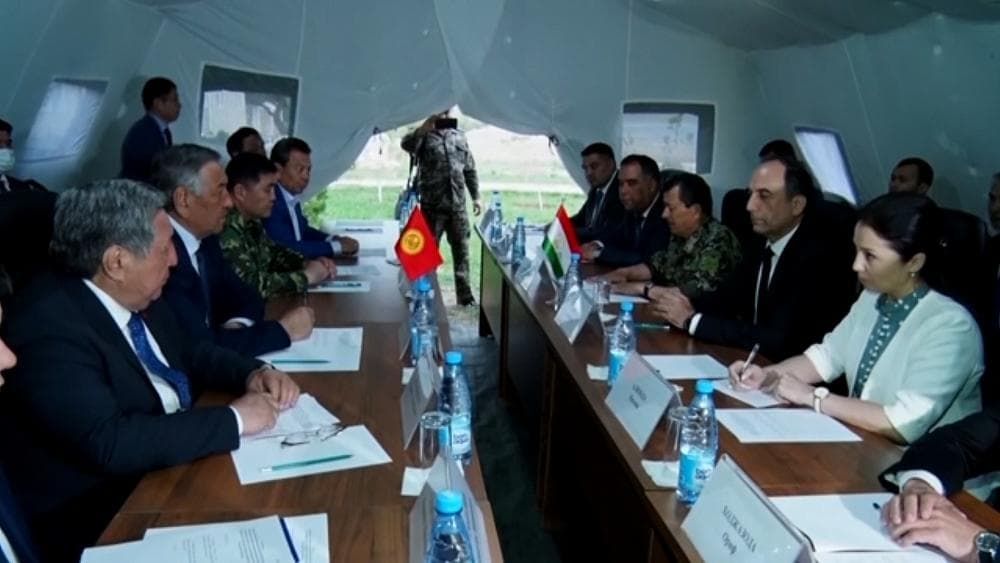 Киргизия и Таджикистан выводят войска из зоны конфликта.