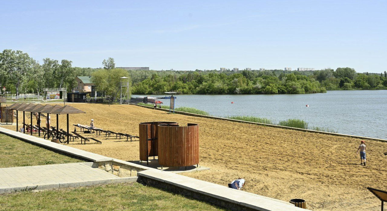 Copiii și adulții se scaldă în lacul din Parcul Valea Morilor. Spații Verzi: Nu recomandăm.
