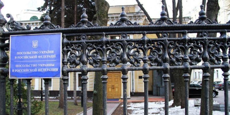 Неизвестные закидали яйцами посольство Украины в Москве.