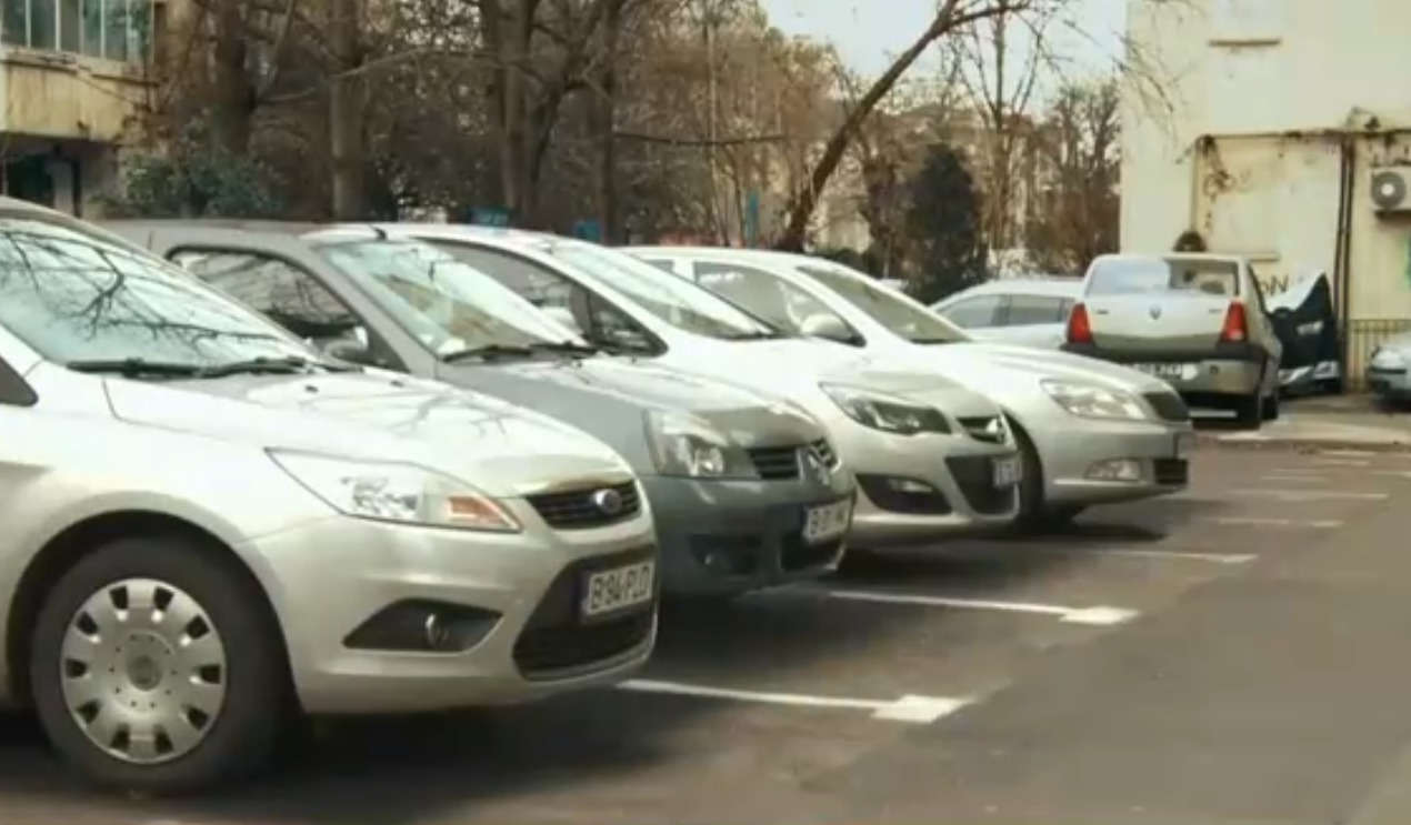 București: 3.000 de mașini abandonate ocupă locurile de parcare