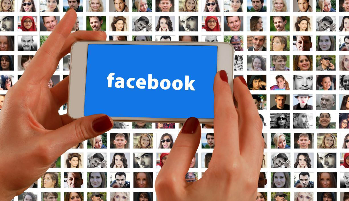 Представитель Facebook объяснил хаос в лентах пользователей.