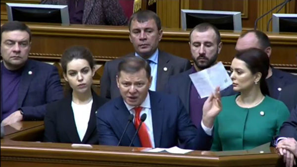 Фракция "Радикальной партии" заблокировала трибуну Верховной рады Украины.