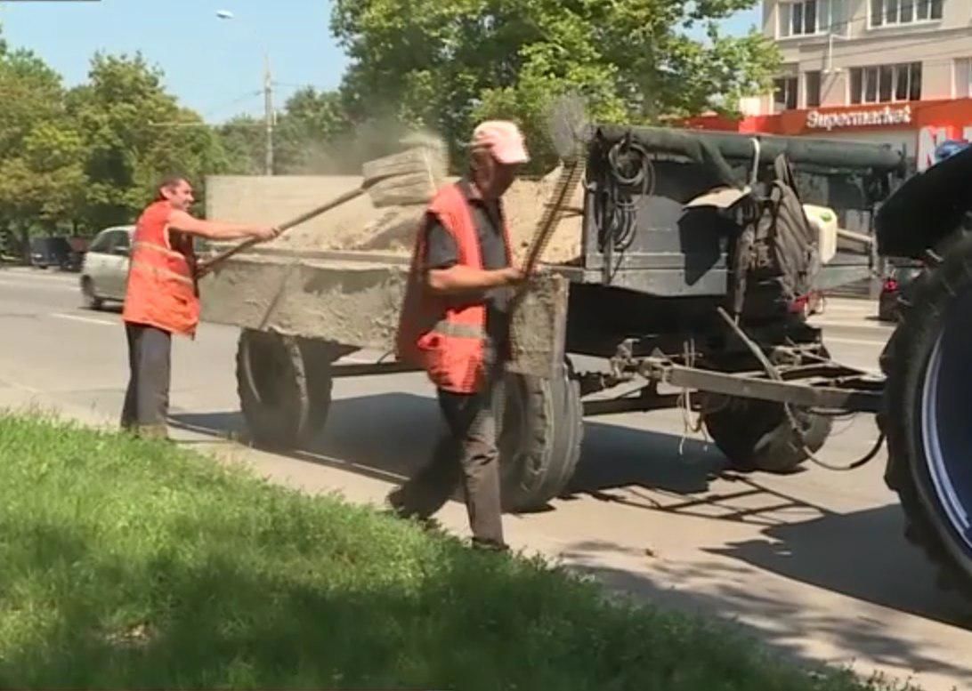 После ливней прошедших на прошлой неделе столичные власти вывезли более 376 тон грязи и песка.