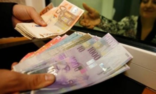 Și hrivna ucraineană costă în continuare 0,99 de bani. Rubla rusească s-a mai ieftinit cu doi bani și a ajuns să valoreze 0,28 de bani.