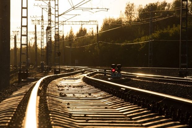 Doi părinţi s-au aruncat în fața trenului împreună cu cele trei fiice. Foto: pixabay.com