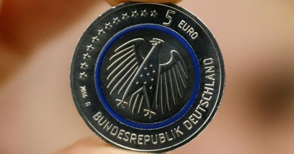 Vechea monedă de cinci mărci era preferată de gospodăriile germane până la înlocuirea mărcilor cu monedele și bancnotele euro în 2002.