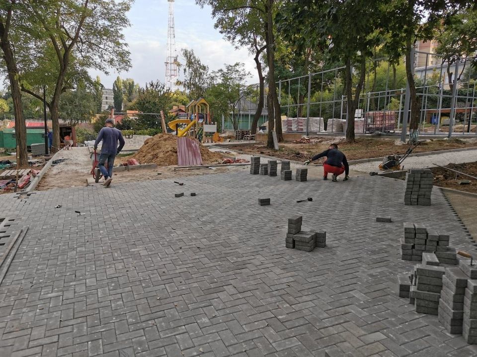 В столице обустраивают сквер на улице Петрарилор.