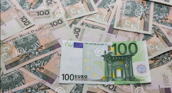 Polonia, tot o ţară fostă co­mu­nistă, iar acum cea mai mare economie din Europa de Est, calcă rapid pe urmele Cehiei.