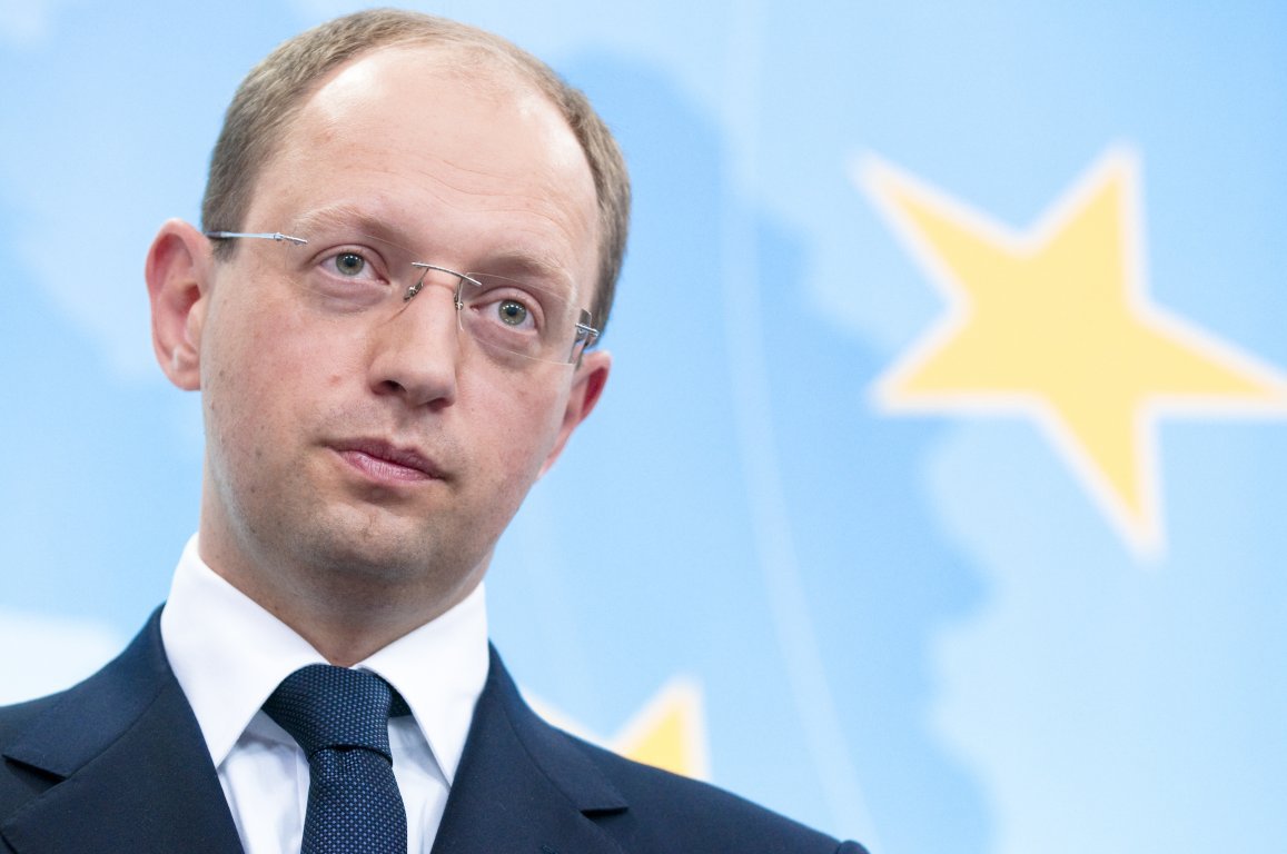 "Я осознаю то, что стране не хватает почти 35 млрд долларов на то, чтобы залатать бюджетную дыру 2014 года", - сказал Яценюк.