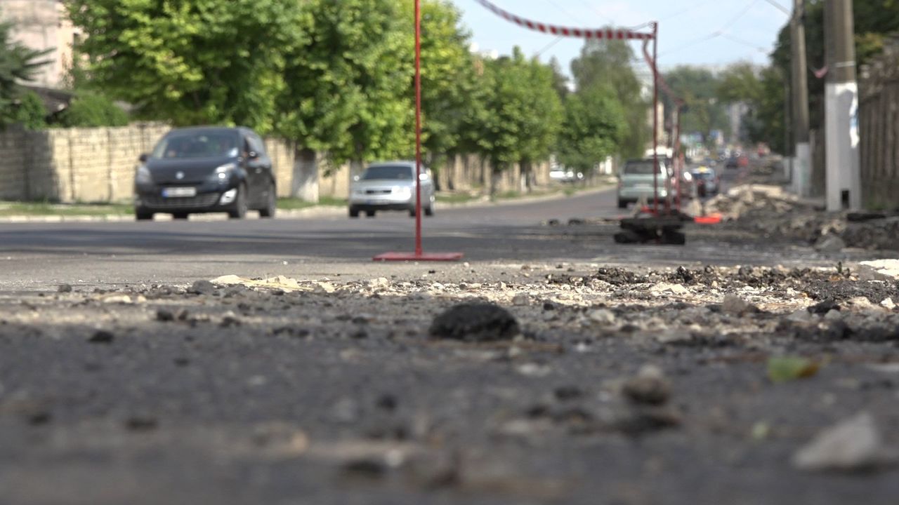 Улицу Дечебала готовят к ремонту: начался демонтаж старых бордюров. Фото: btv.md.
