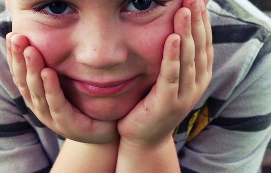Un copil de patru ani a fost găsit spânzurat într-o cabină de probă. Foto: pixabay.com