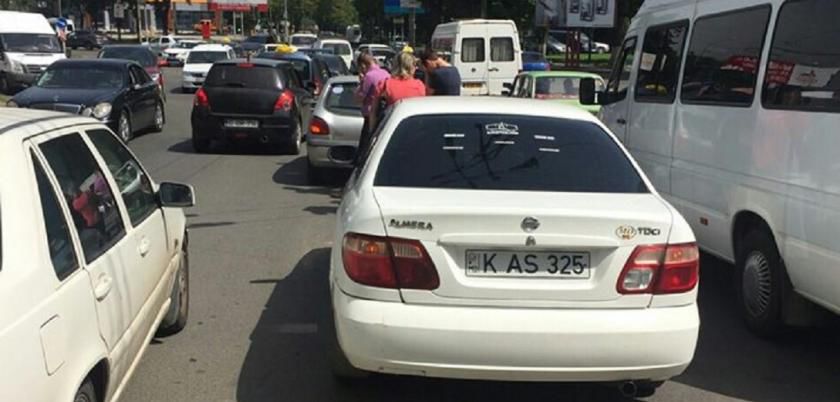Un șofer a fost rănit în urma unui accident rutier pe strada Calea Basarabiei din Capitală. Foto: Politia Capitalei