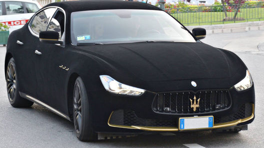 Владелец Maserati Ghibli полностью обтянул кузов седана черным бархатом.