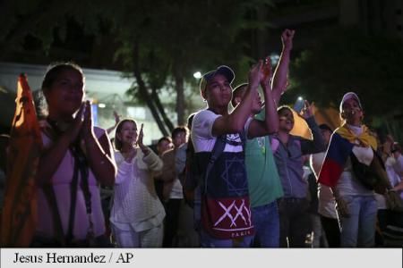 Două persoane au fost ucise în violențe în timpul unui scrutin neoficial organizat de opoziție. 