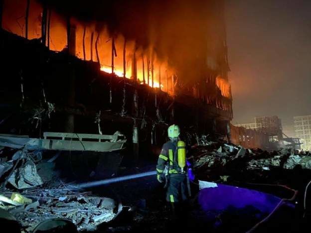 При обстреле торгового центра в Подольском районе Киева погибли восемь человек.