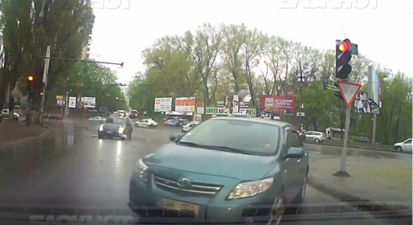 На Ботанике видеорегистратор заснял странный маневр одного из автолюбителей.