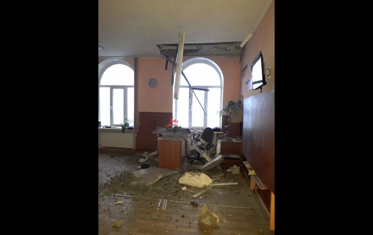 Родители учеников говорят, что тревожные сигналы о состоянии потолка уже были.