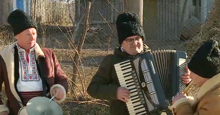 Фольклорные коллективы колядуют накануне дня святого Василия.