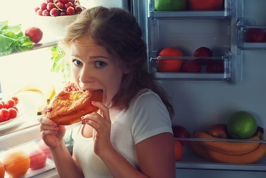 Врач рассказала, какие продукты нельзя есть перед сном.