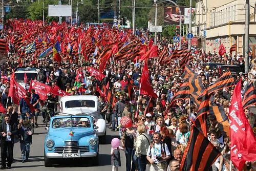 Парламент Молдовы внес поправки в Трудовой кодекс, согласно которым в статью «Официальные праздники» был добавлен еще один пункт «9 мая - День Европы». 