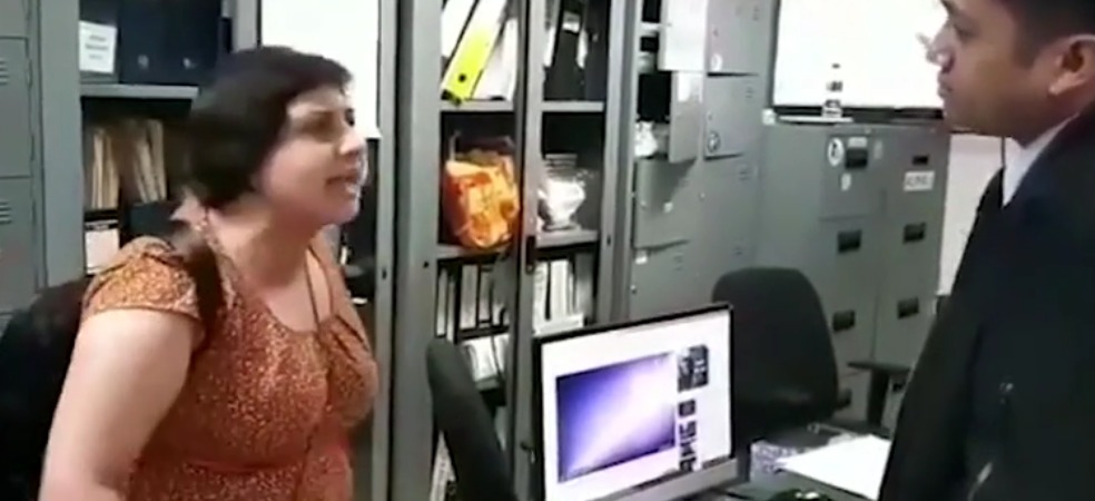 Туристка дала пощечину офицеру на Бали из-за просроченной визы.