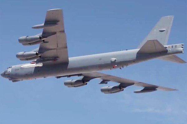 Первый полет B-52 с гиперзвуковой ракетой попал на видео.