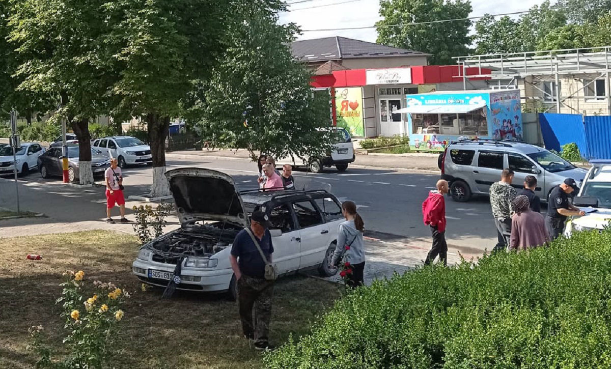 Автомобиль загорелся возле банка в городе Рышканы.