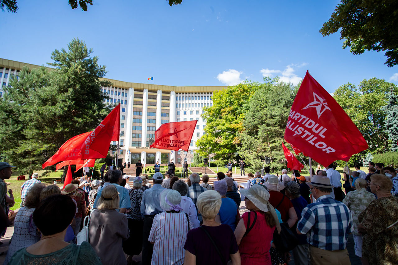 Социалисты проводят акцию протеста у стен парламента.