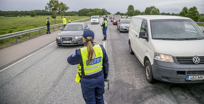 В Эстонии вместо штрафа за превышение скорости придется стоять на обочине.