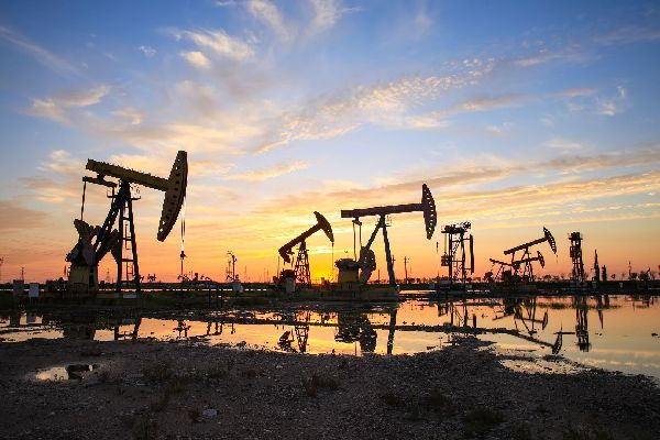 Цена нефти впервые с января превысила $80 после ударов США по Ирану.