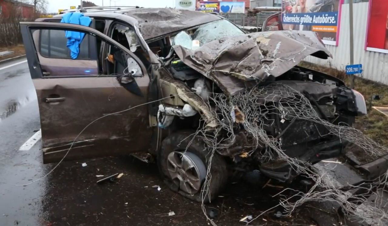 Внедорожник снес несколько рекламных щитов, повредил забор и въехал во двор местного предприятия.