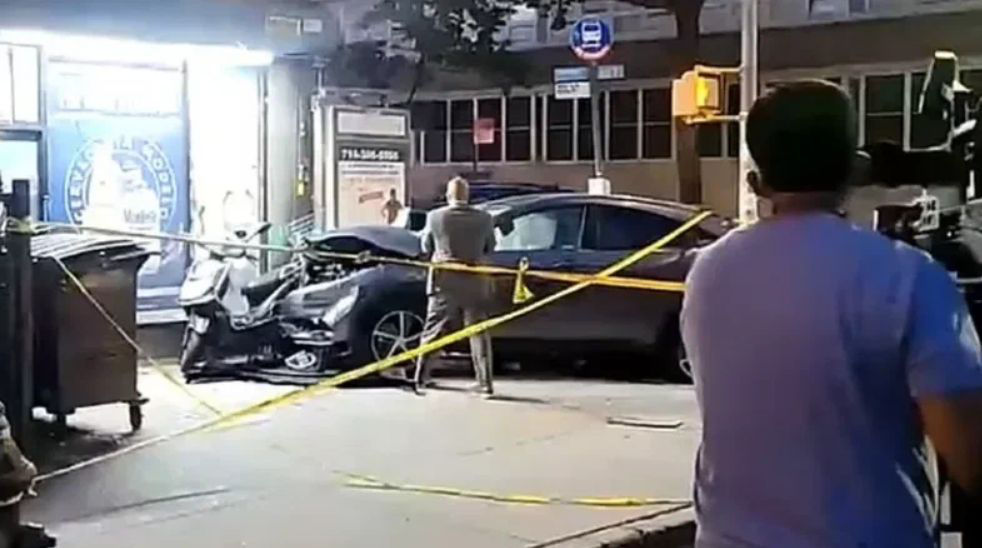Автомобиль протаранил толпу пешеходов в Нью-Йорке.