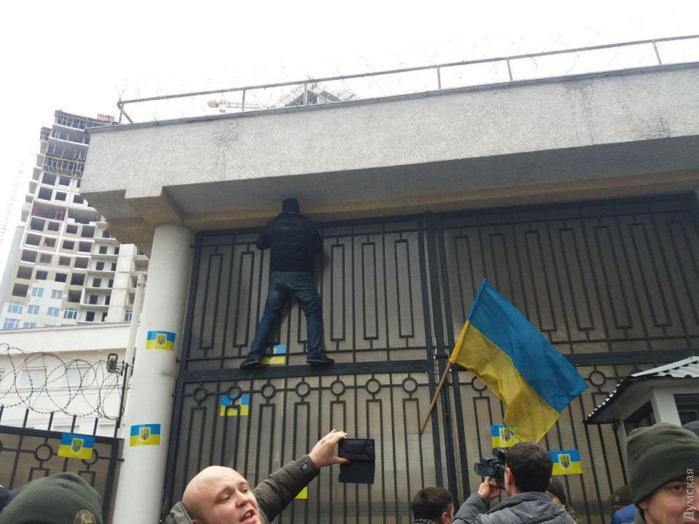 Под зданиями российских дипучреждений в Украине прошли акции протеста.