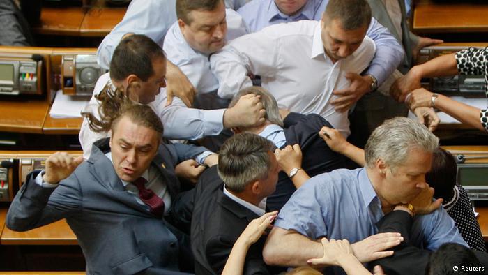 Украина, погрязшая в серьезные трудности в плане вооруженного конфликта, осталась еще и без политического руководства.