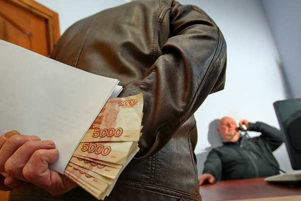 Мужчина пытался дать взятку сотруднику полиции. Фото: rg.ru