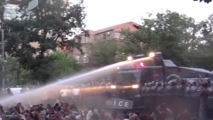 Полиция Гонконга впервые использовала машины с водяными пушками для разгона участников незаконных митингов.