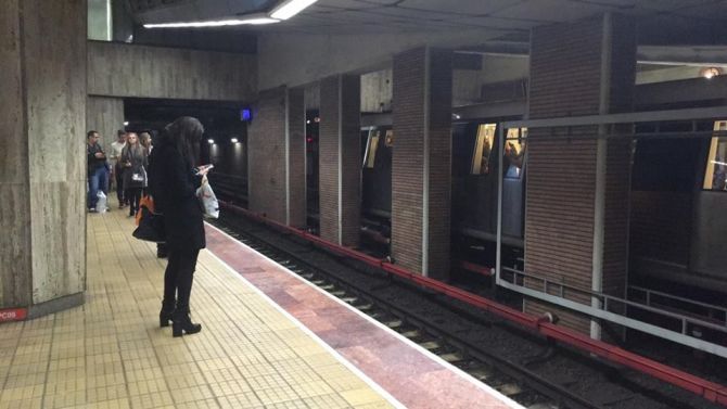 A scăpat nevătămat după ce a căzut în fața trenului