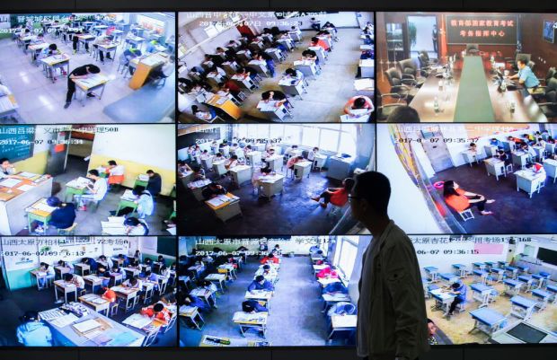 Autoritatile chineze au prezentat cele mai noi dispozitive folosite de elevi ca sa copieze la examen. 