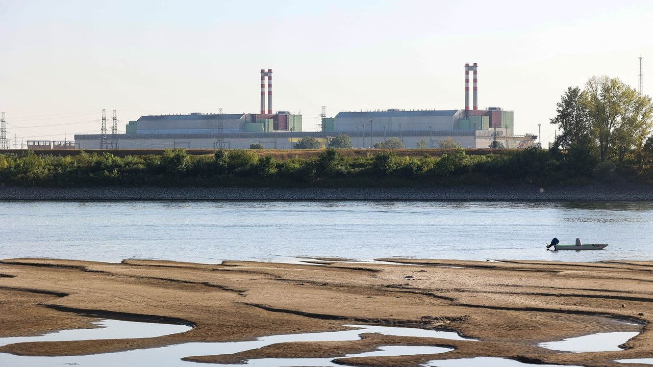 Венгрия затопит две баржи для повышения уровня воды возле АЭС «Пакш».