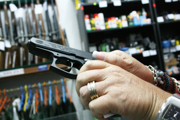 Însă, procedura de comercializare propriu-zisă se efectuează numai prin armurierii licenţiaţi în domeni.