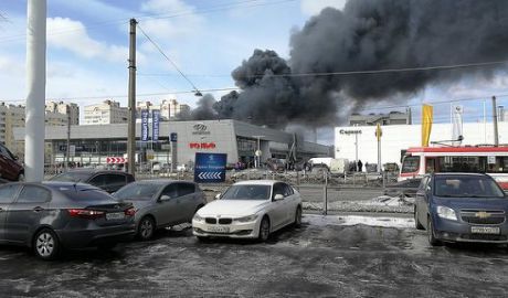 Un salon auto din Sankt Petersburg a fost cuprins de flăcări.